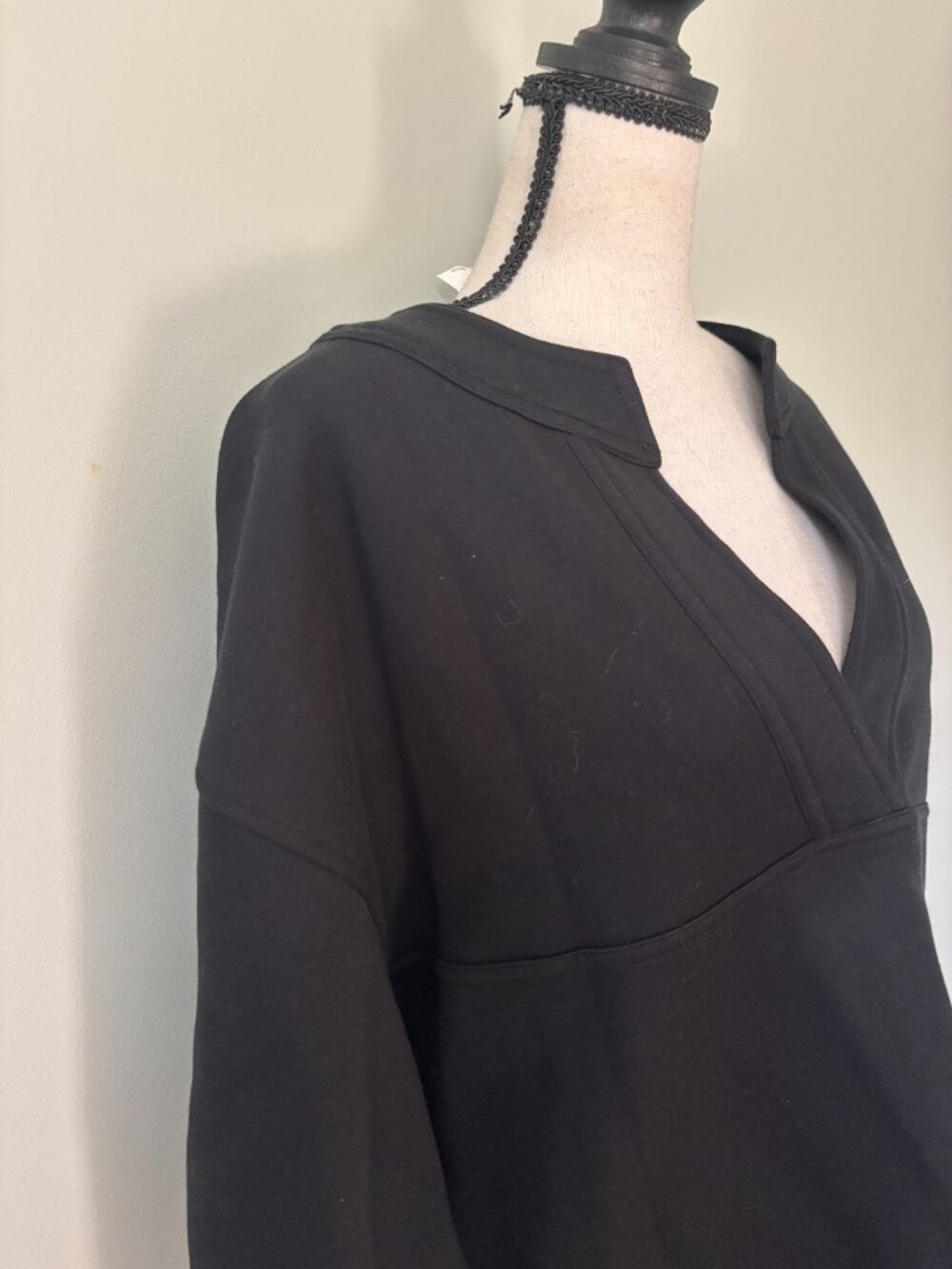 Banana Republic Black Scuba Split-Neck Sweatshirt Large NWT - Picture 2 of 7